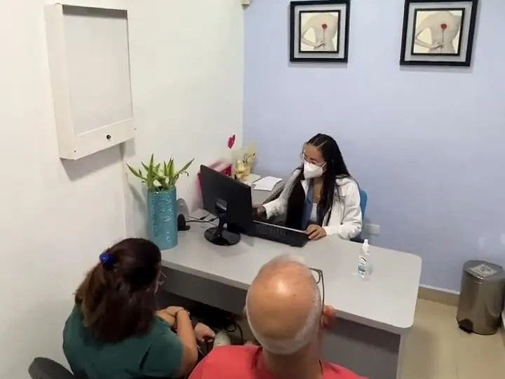 La Dra. Gizelle Ramírez atiende a dos pacientes en su consultorio de fisiatría